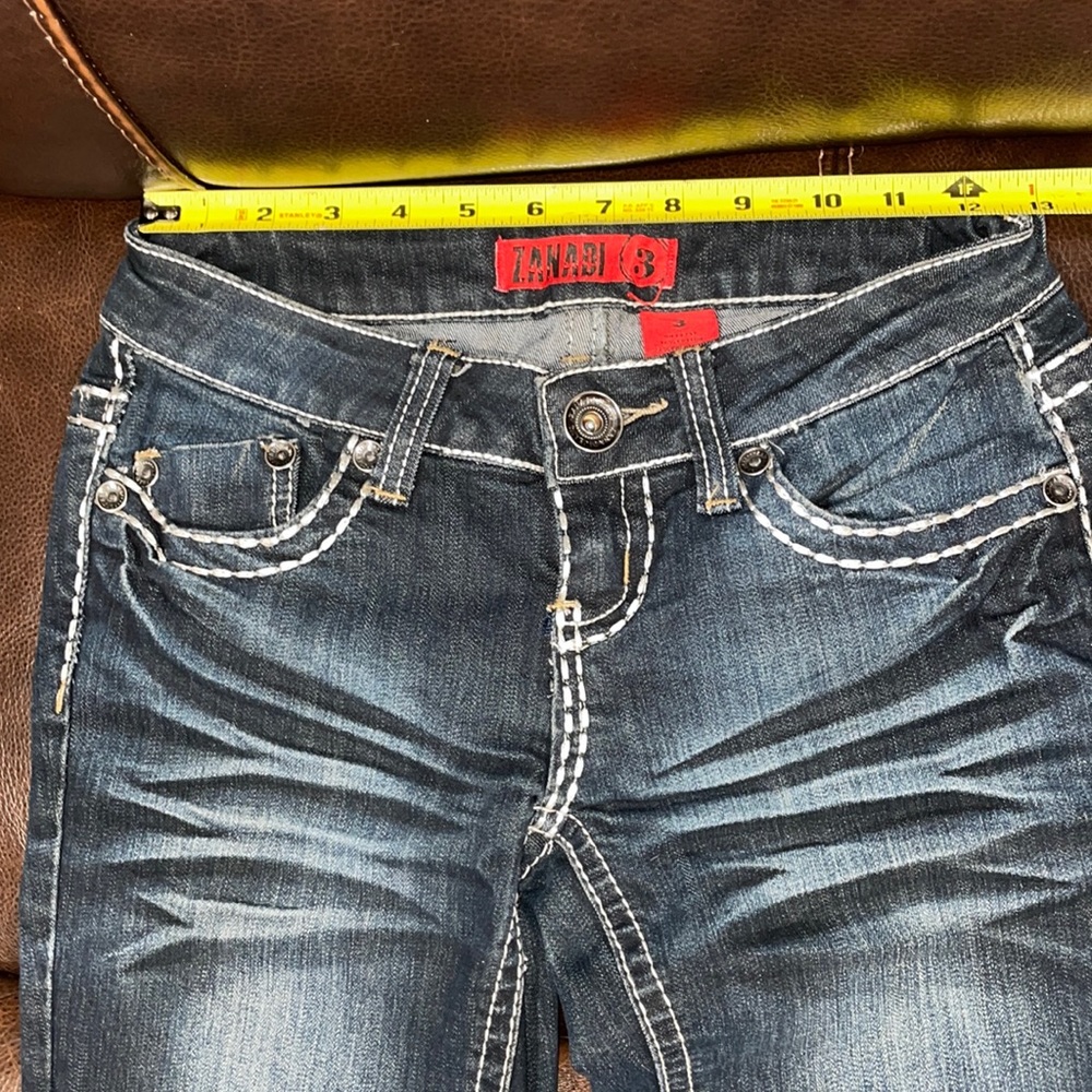 Low-rise dark wash capris